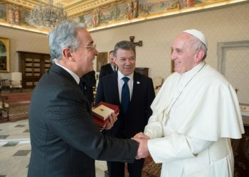 Uribe le abre los ojos al Papa sobre Santos, el narcotráfico y las Farc
