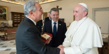 Uribe le abre los ojos al Papa sobre Santos, el narcotráfico y las Farc