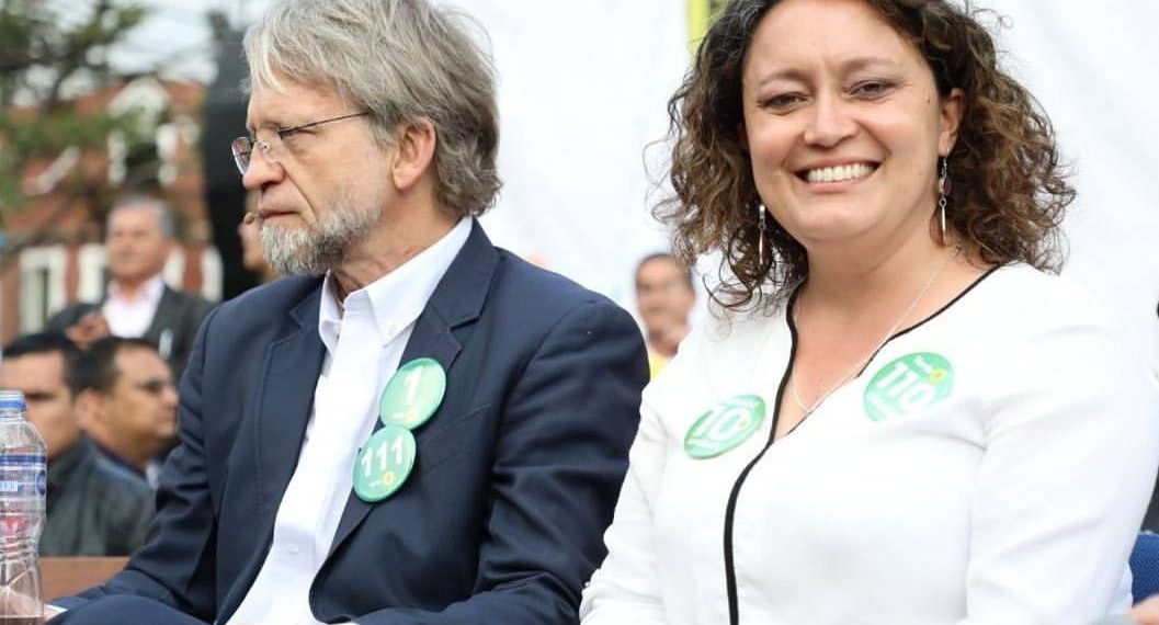 Angélica Lozano legislando y su hermano contratando. Todo queda en familia