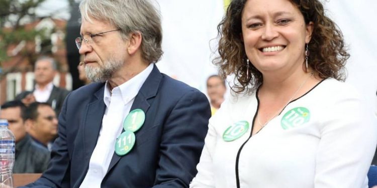 Angélica Lozano legislando y su hermano contratando. Todo queda en familia