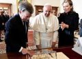 Prueba reina: el último depósito de Santos en el banco del Vaticano