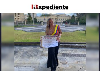 Periodista Lina María Peña directora de El Artículo y presidente de AIPICOL condecorada en el Congreso de la República