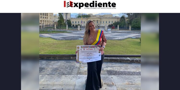 Periodista Lina María Peña directora de El Artículo y presidente de AIPICOL condecorada en el Congreso de la República