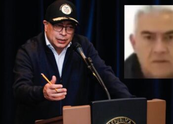 El papelito con el que Petro busca vincular a expresidentes y buena parte de la oposición con el contrabando en la DIAN y la POLFA