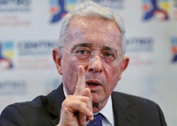 Uribe denuncia ante Trump y Elon Musk vinculación de Magistrado César Reyes con USAID