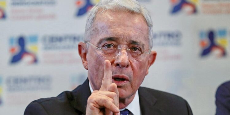 Uribe denuncia ante Trump y Elon Musk vinculación de Magistrado César Reyes con USAID