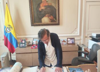 Petro firma decreto para consulta popular con la bandera de «Guerra a Muerte» como telón de fondo