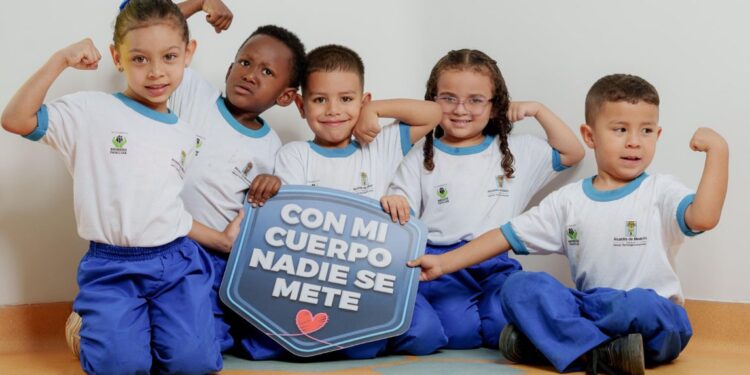 Título: Niños, niñas y cuidadores aprenden con la Alcaldía de Medellín sobre autocuidado y prevención sexual