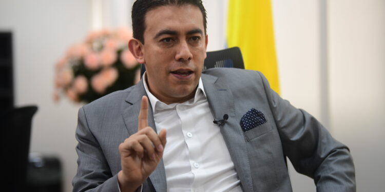 Alexander Vega mueve fichas para la Corte Constitucional mientras enfrenta cuestionamientos e investigaciones