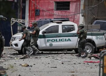Emboscadas y explosivos en el Cauca: un policía muerto y vías bloqueadas en 14 ataques de las disidencias