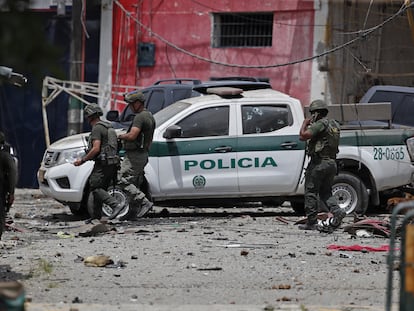 Emboscadas y explosivos en el Cauca: un policía muerto y vías bloqueadas en 14 ataques de las disidencias