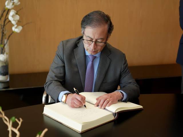 EL EXPEDIENTE | ENTREGA VIII. La Nación Embargada: cuando la firma del presidente bloquea el país