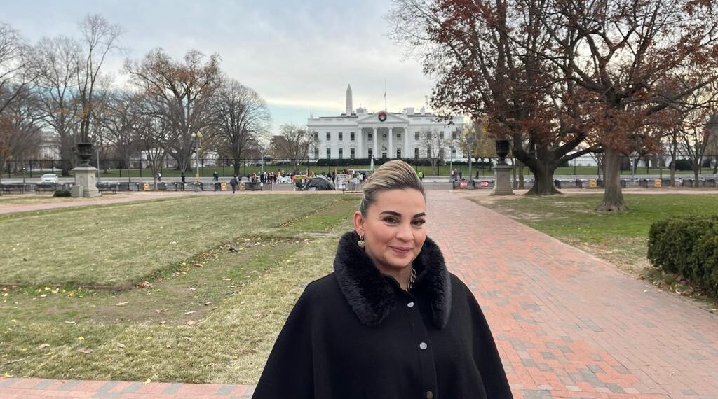 La mujer que usa el nombre de Álvaro Uribe para estafar