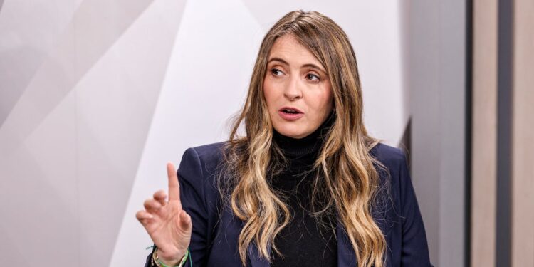 Paloma Valencia le exige a Iván Cepeda un debate público sobre la paz total, la violencia y los vínculos de su campaña con recursos criminales