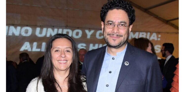 La esposa de Cepeda renunció a la JEP tres días después de que una denuncia penal la vincula con seguimientos a víctimas de las FARC y directivos de FEVCOL