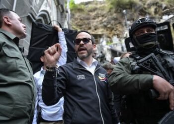 Carlos Caicedo Paez: sin cámaras ni discursos, el hombre que ha protegido con su vida al presidente electo