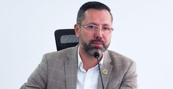 Escándalo por paseo del ministro de Vivienda a Santa Marta en medio de la tragedia