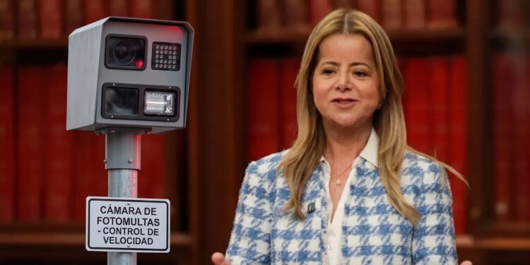Elsa Noguera arranca con el pie derecho: golpe a las mafias de las fotomultas ¿Quiénes son los operadores privados que se lucran con el negocio?