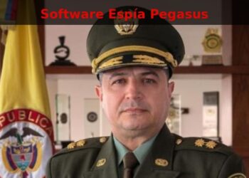El subdirector de la Policía, general Norberto Mujica —subalterno y recomendado del general santista Jorge Luis Vargas, de la línea de Óscar Naranjo—, reintegrado con la investigación por la compra del software espía Pegasus vigente