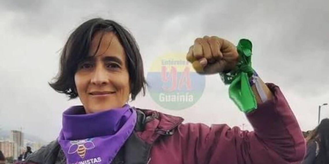 Susana Muhamad, escondida detrás de un colectivo de niños, apareció en la escena del vandalismo contra el ICBF. La misma exministra proponía ‘zonas de paz con la naturaleza’ en las fallidas negociaciones con el ELN 