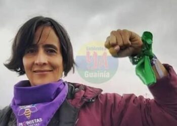 Susana Muhamad, escondida detrás de un colectivo de niños, apareció en la escena del vandalismo contra el ICBF. La misma exministra proponía ‘zonas de paz con la naturaleza’ en las fallidas negociaciones con el ELN 